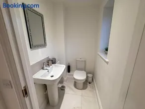 Stylish 3BR House Garden, Parking & Self Check-In - Image 4