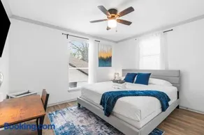 5BR Home - Sleeps 12 - Near Downtown & Med Center - Image 2