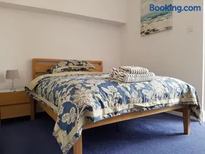 Alexandra Lodge Guest House - Image 1