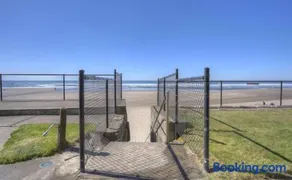 Modern Ground Floor Beachfront Condo Suite - Sleeps 4 - Pool and Sauna - Image 3