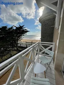 Appartement rénové dans villa d'exception face à la mer - Image 2