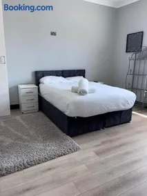 Luxury Contractor and Family stay 3 Double rooms 3 EnSuites B65 Close to City Centre - Image 3