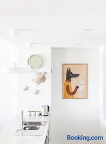 Beachside Bliss: Modern 3BR minutes to Caves Beach + Cafes - Image 4