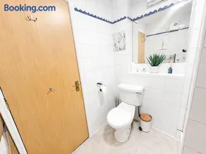 2BR West End, Sleeps 4, Free Parking - Image 2