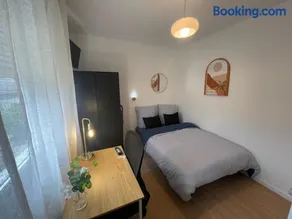 Chambre 4 confort avec cuisine, 10m2, salle de bain partagé avec une autre, parking facile - Image 1