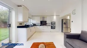 Parlaunt House - 3 bedroom with Free parking - Image 5