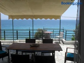 Kamari Guesthouse - Image 1