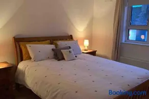 Bumblebee Cottage - Image 4