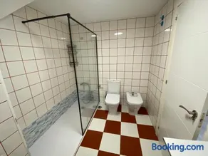 Cozy and central apartment with parking - Image 4