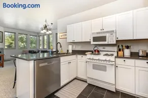 Light-filled condo with heated pool & hot tub near shopping & skiing - Image 1