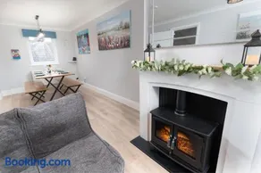 Large newly refurbished modern house, part sea views, south facing garden, parking - Image 2