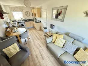 Dudleys Retreat - Part of the The Bay Filey Holiday Village with pool, gym and direct beach access, pub, restaurant, tennis and meadows walks - Image 3