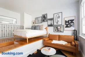 Historic Art-filled Studio Close to Transport - Image 1