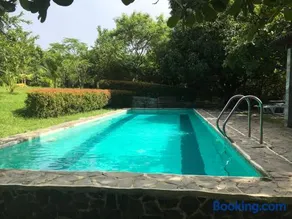 Modern Room with beautiful pool - Image 2