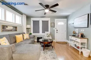 The Urban Cottage 4BR Private Family Retreat Free Parking fully fenced yard - Image 2