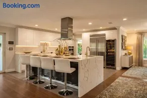Luxe 4BR Waterfront w Htd Pool 5min to beach - Image 3