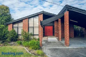 Entire Cozy 4 Bedroom House Surrey Hills - Image 2