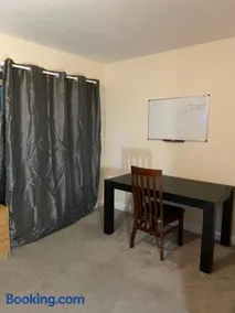 Private Rooms In A Cheerful 4-Bedroom Town House - Image 3