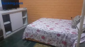 CASA no FORTE com 80 m2, 2 quartos com ar condicionado, cozinha completa, acomoda 8 pessoas, campinho, parquinho infantil, piscinas, área de lazer, estacionamento para 2 carros, WIFI, câmeras de segurança, portaria, ambiente familiar. - Image 4