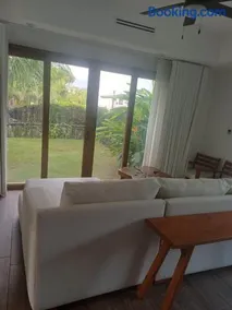 Monterrico Villa salida a Piscina y Jardin - Image 2