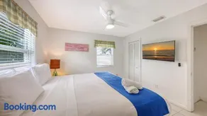 Walk to Lido Beach, Restaurants, Kayaking & Pool - Image 3