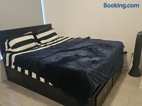 Spacious Master Ensuite bedroom w queen bed only - Image 1