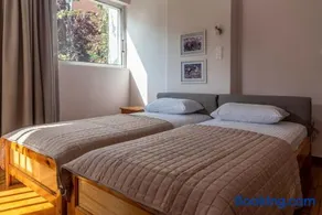 Sunny Escape:Stylish and Roomy Apt in Beach Haven! - Image 1