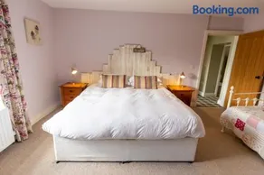 Rose Cottage by Coast & Country Stays - Image 4