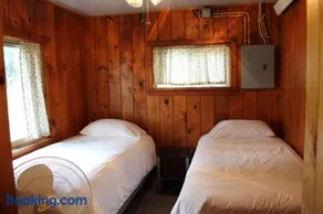 Cabin 7 - Cozy classic cabin on the lake shore with private deck - Image 3
