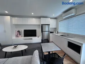 Luxury renovated studio - Image 1
