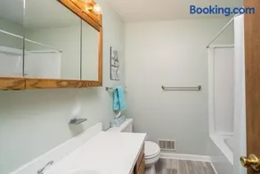 Cozy Renovated Condo - Walk to Town & Beach! - Image 5