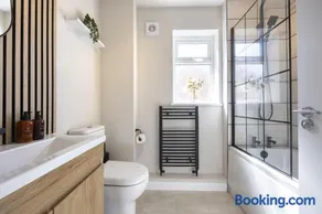 Stylish Home in Gloucester with Parking for Two - Image 3