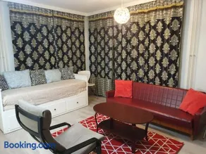 Air Conditioned 3 Room Apartment Central Location - Image 2