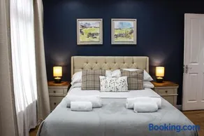 Spacious 4BR house, 2 en suites with garden & on-site parking - Image 1