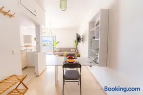 Spacious Bright Studio With Free Private Parking - Image 2