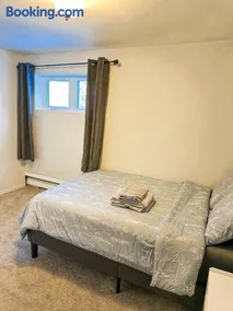 Modern Downtown Stay - Image 3