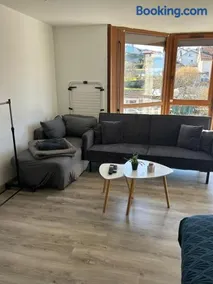 Joli studio une pièce 15min à pied centre dEpinal 4 personnes grâce au canapé lit, parking privé gratuit et parking extérieur gratuit Machine à laver TV wifi machine à café linge de lit et serviettes fournis - Image 2