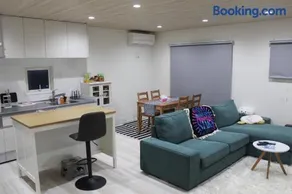 Blupar - share house with a host ホストとのシェアハウススタイル民泊 - Image 1