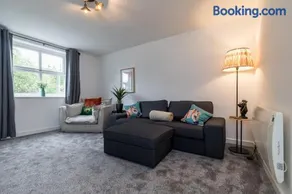 Countryside Stay Near JCB, Peaks & Alton Towers - Image 2