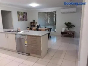 Waratah Apartment - Image 2