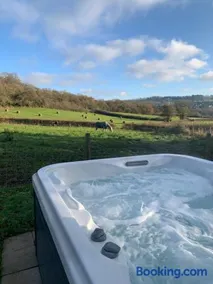 Ideally located Luxury Country Escape-The Lookout-with private garden dog friendly and private hot tub - Image 4