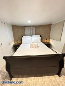 Aura Stays -Cozy Queen Room - Shared Bathroom- Self Check in-NEAR EWR - Image 2