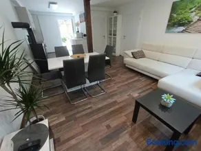 Riverside Guesthouse - Image 2