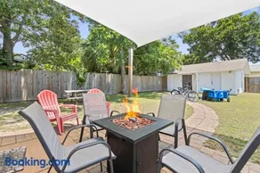 Gulfport Game Room House Walk to Beach Family Fun - Image 3