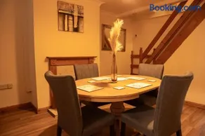 Mansfield House - Sleeps 10, Free Parking, WiFi - Weekly & Monthly Stay Deals! - Image 4