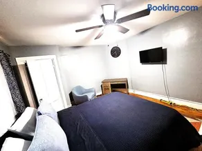 Luxury Loft - Family-Friendly Home Free Parking - Image 4