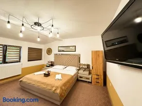 Golden Escape - Charming Studio in Prime Location - Image 1