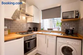 Hastings House - Modern 2 Bedroom House in Central Luton & Near Airport - Image 1