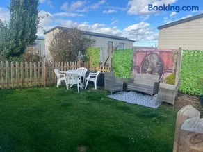 Beachy Vibes and Chill Times 2 bed chalet in Leysdown - Image 2