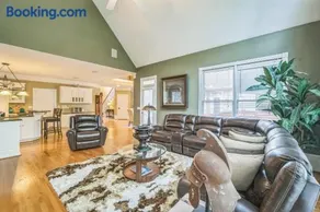 Elegant 5BR Retreat Pool & Yard - Image 2
